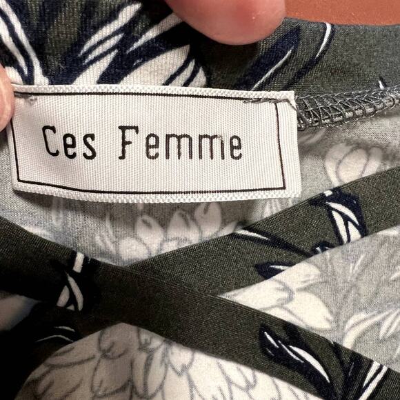 Ces Femme Gray Floral Tunic Top Crisscross Front Size XS Stretch Bohemian - Picture 3 of 9